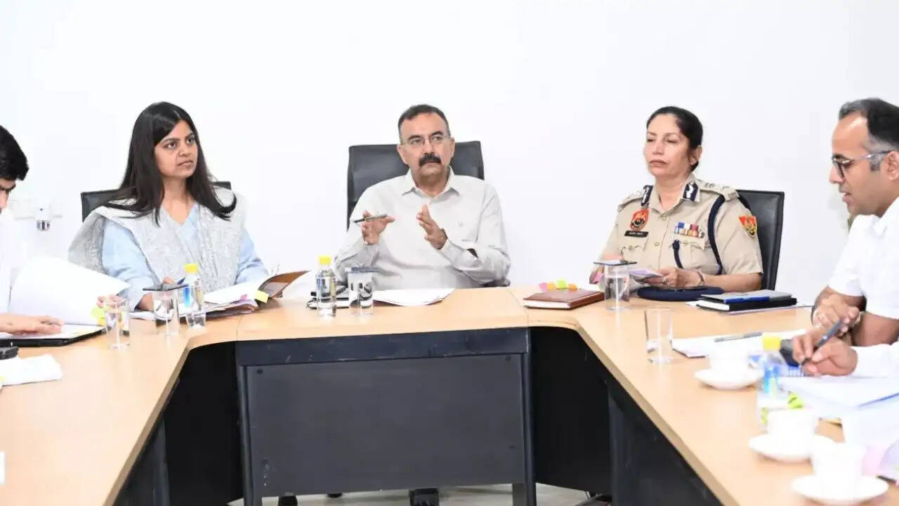 सरकारी कर्मचारियों द्वारा आचार संहिता का सख्ती से पालन सुनिश्चित करने के निर्देश