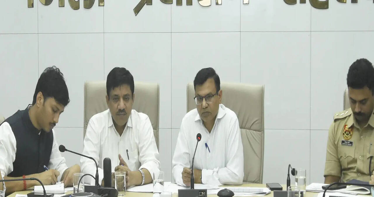 उपायुक्त ने संबंधित अधिकारियों को प्रतिबंध के आदेशों की सख्ती से पालना सुनिश्चित करने के दिए निर्देश