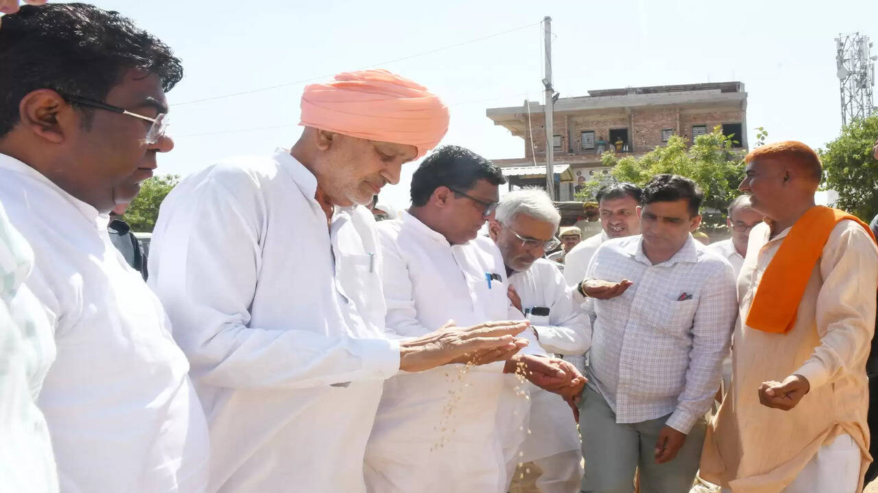 हरियाणा के कृषि मंत्री श्री श्याम सिंह राणा ने झज्जर, बेरी व बहादुरगढ़ की अनाज मंडियों का निरीक्षण कर खरीद व्यवस्था का लिया जायजा