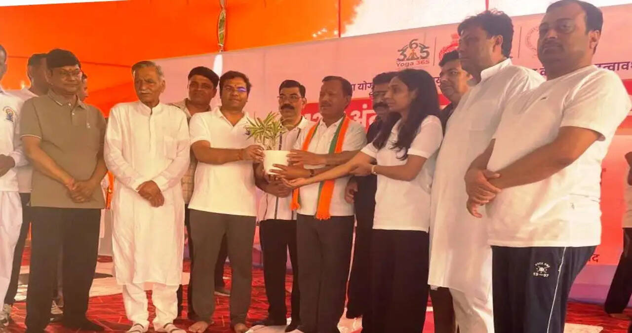 &nbsp;योग को जीवन का हिस्सा बनाकर स्वस्थ समाज के निर्माण में दें योगदान : यशपाल ठाकुर