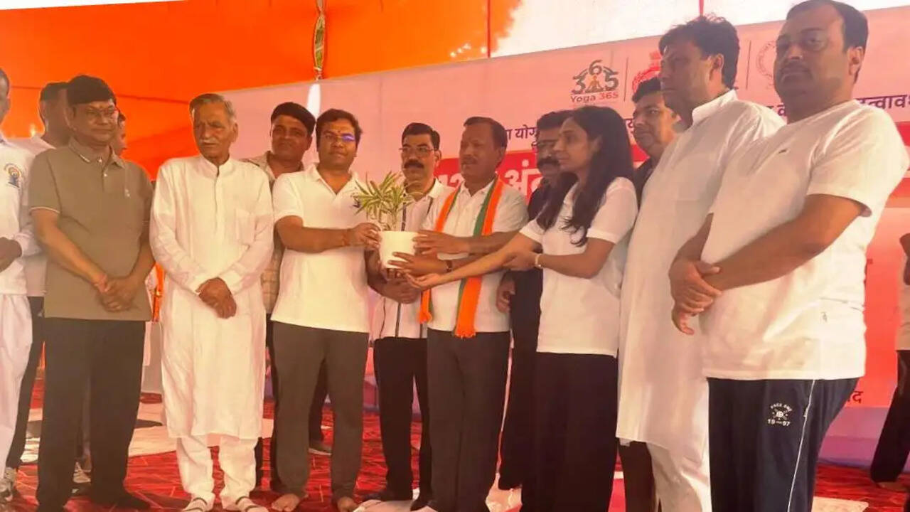 &nbsp;योग को जीवन का हिस्सा बनाकर स्वस्थ समाज के निर्माण में दें योगदान : यशपाल ठाकुर
