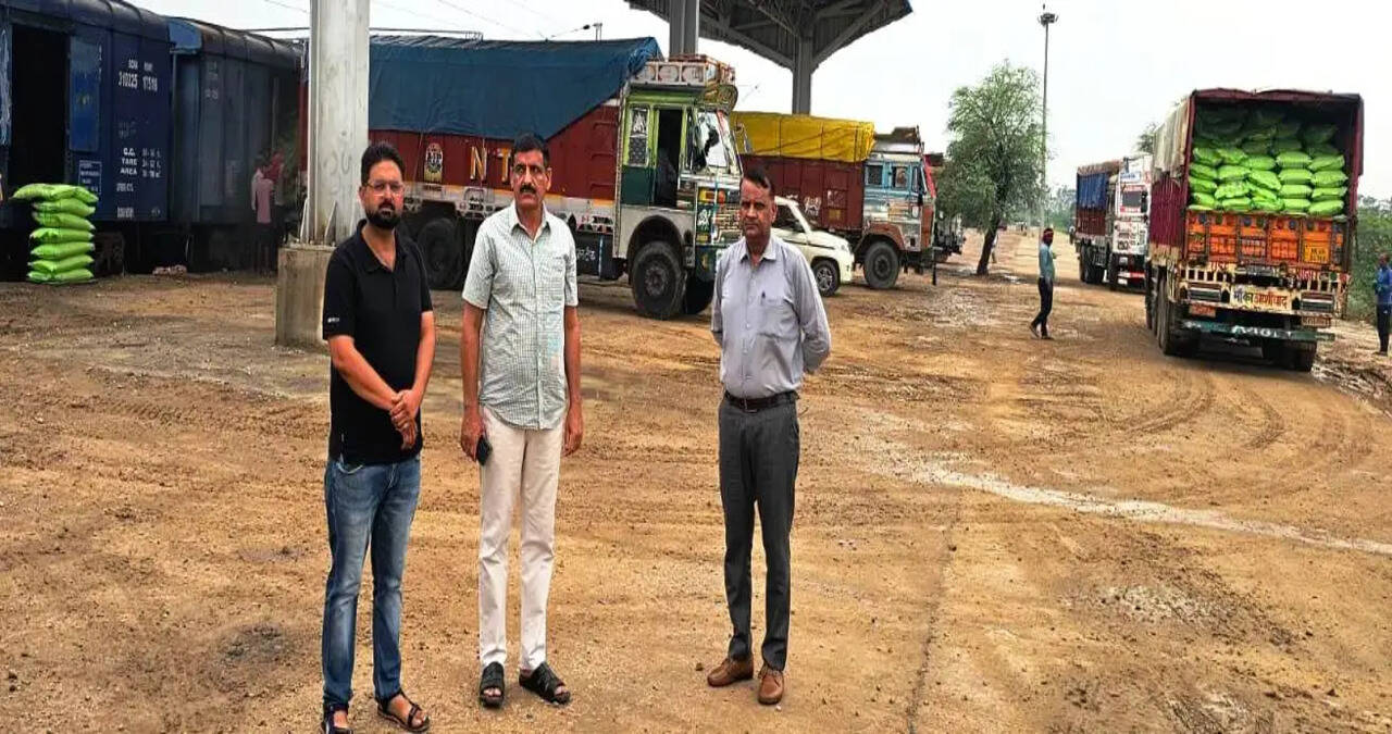 &nbsp;जिले में उर्वरकों की उपलब्धता पर्याप्त, अनावश्यक भंडारण करने वालों का होगा सत्यापन: विनोद फोगाट
