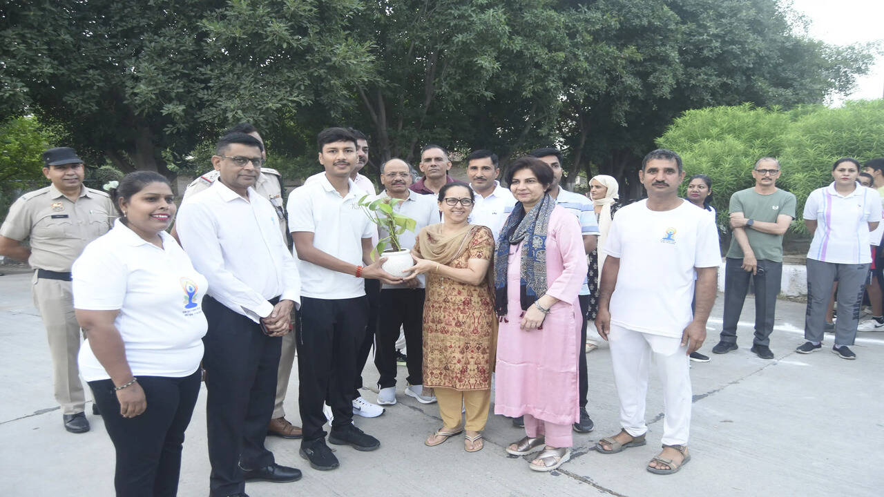&nbsp;अंतरराष्ट्रीय योग दिवस के उपलक्ष्य में रोहतक में आयोजित हुई योगा मैराथन :-