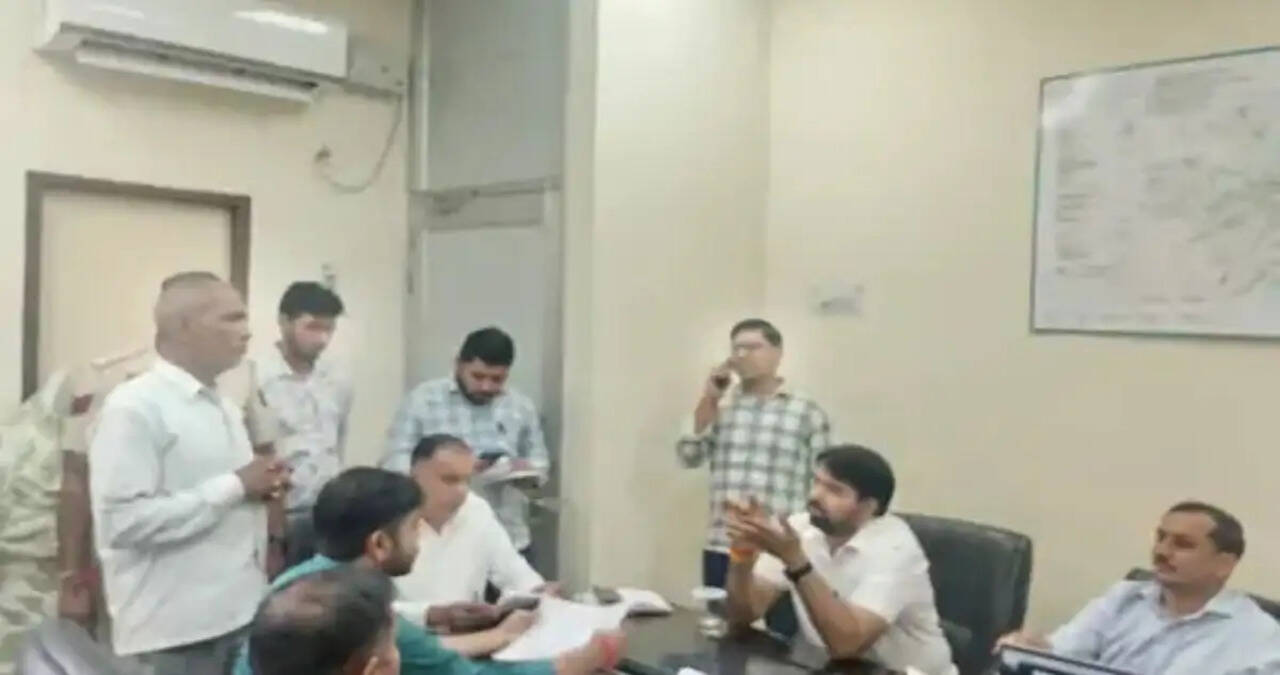 खरखौदा में विधायक ने सुनीं लोगों की समस्याएं, अवैध होटल और अतिक्रमण की शिकायतें पहुंचीं