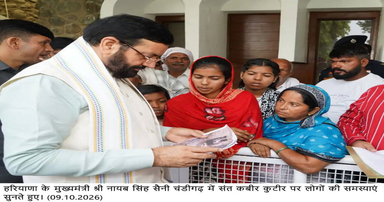 हरियाणा के मुख्यमंत्री श्री नायब सिंह सैनी चंडीगढ़ में संत कबीर कुटीर पर लोगों की समस्याएं सुनते हुए। 