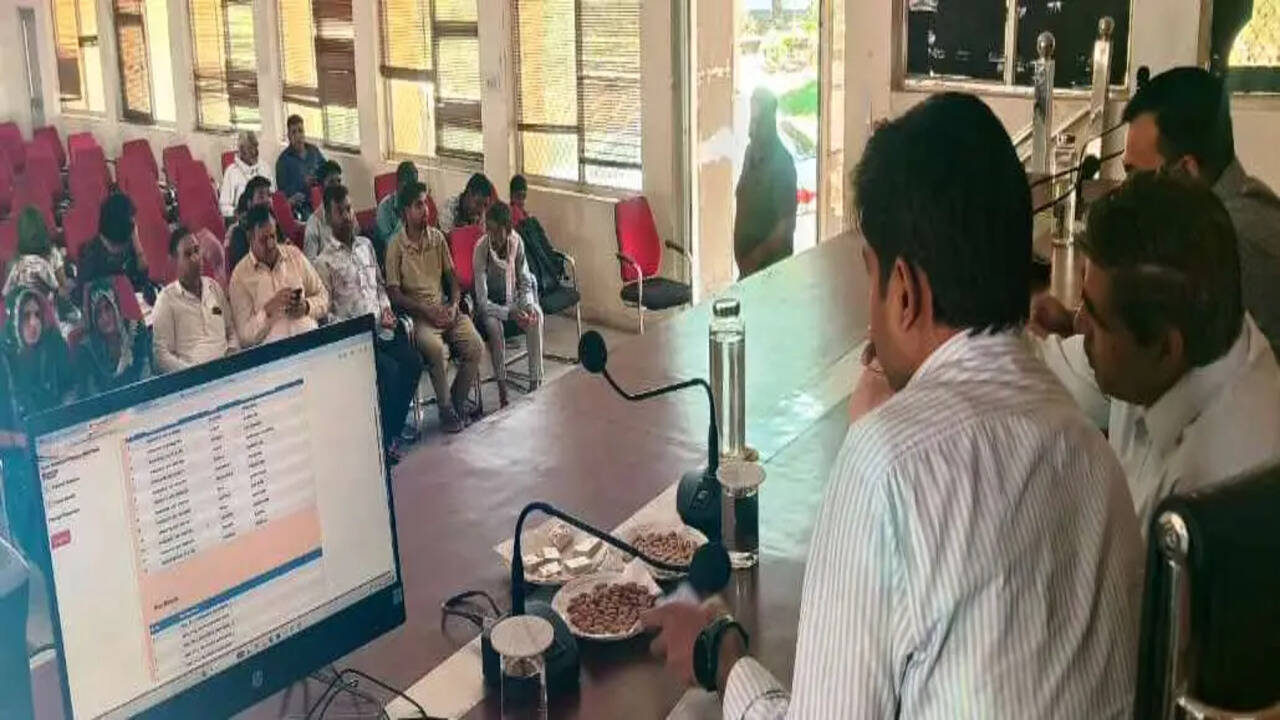 मुख्यमंत्री ग्रामीण आवास योजना 2.0 के तहत पंचायत भवन में ड्रा, 13 लाभार्थियों को मिले 100-100 वर्ग गज के प्लॉट