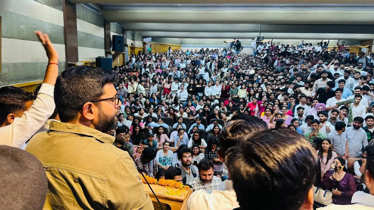 दिग्विजय चौटाला की बीजेपी सरकार को चेतावनी, "छात्र संघ चुनाव की बहाली नहीं हुई तो ईंट से ईंट बजा देंगे"