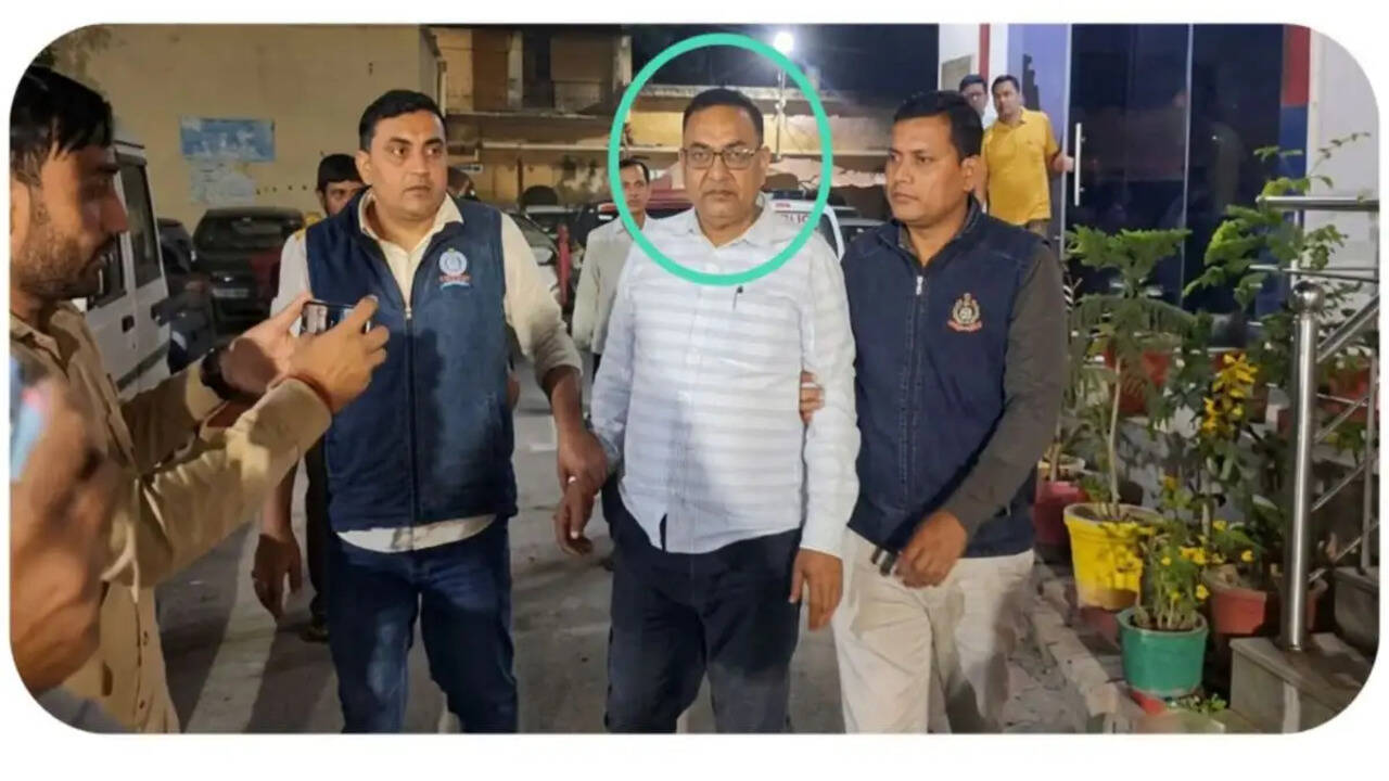 उत्तर प्रदेश में एक बार फिर एक भ्रष्ट अधिकारी को विजिलेंस की टीम ने गिरफ्तार किया है। आरोपी अधिकारी सिंचाई विभाग में कार्यरत है और एक जमीन पर निर्माण कार्य को जारी रखने की एवज में दो लाख रुपये लेते हुए गिरफ्तार हुआ है। आरोपी अधिकारी की पहचान राजेश चौहान के रुप में हुई है।