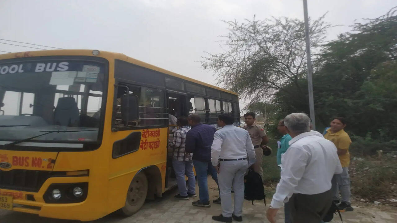 पंचायतीराज संस्थाओं के उपचुनाव को लेकर पोलिंग पार्टियां बूथों के लिए रवाना ,रविवार 10 मई को सुबह &nbsp;8 बजे से शाम 6 बजे तक होगा मतदान