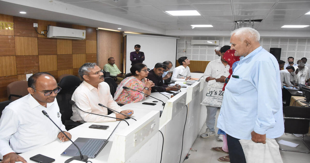 &nbsp;&nbsp; समाधान शिविर में उपायुक्त महेंद्र पाल ने नागरिकों की समस्याओं की सुनवाई की, अधिकारियों को दिए समाधान के निर्देश