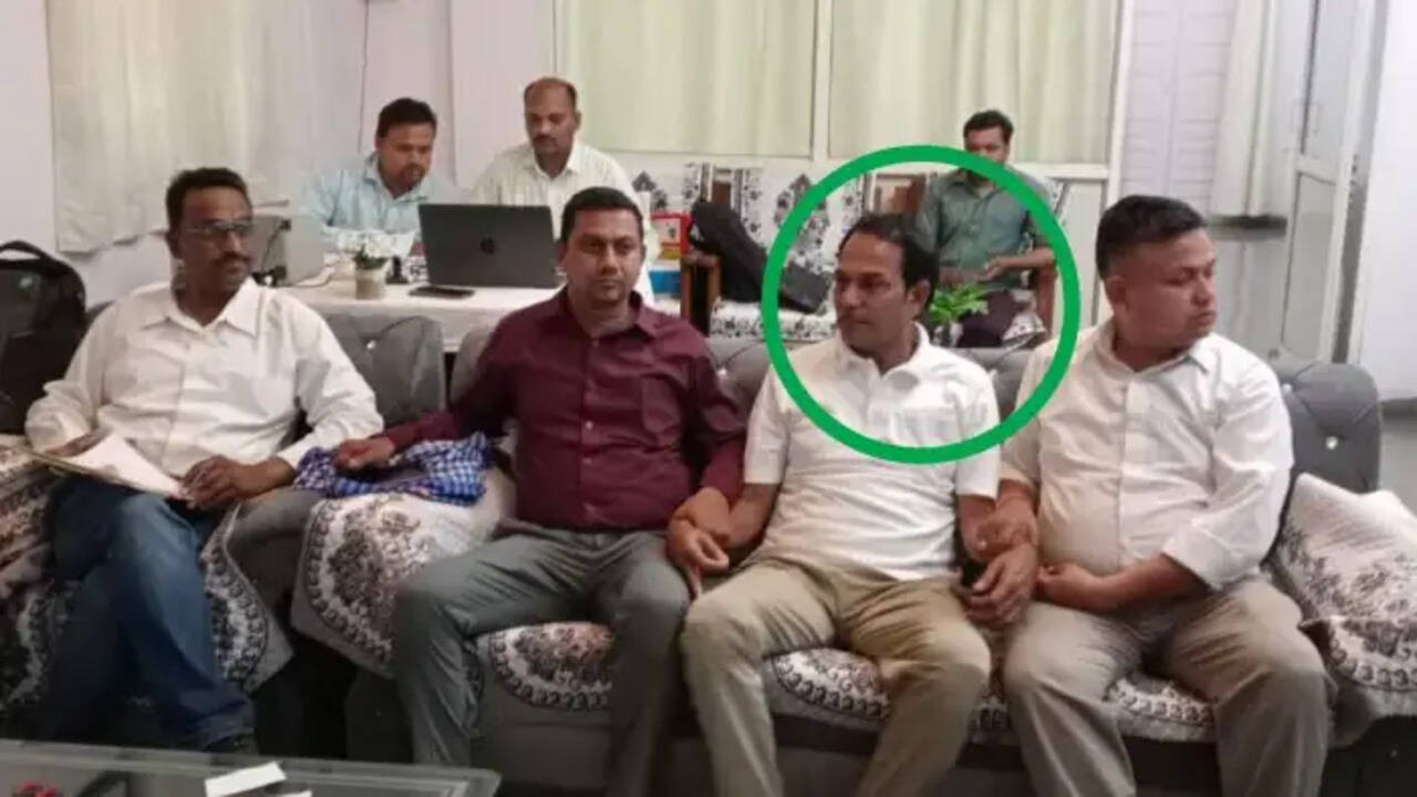 &nbsp;खंड शिक्षा अधिकारी महज 2000 रुपये की रिश्वत लेते गिरफ्तार, कर्मचारी की सैलरी अप्रूव करने की एवज में ले रहा था रिश्वत