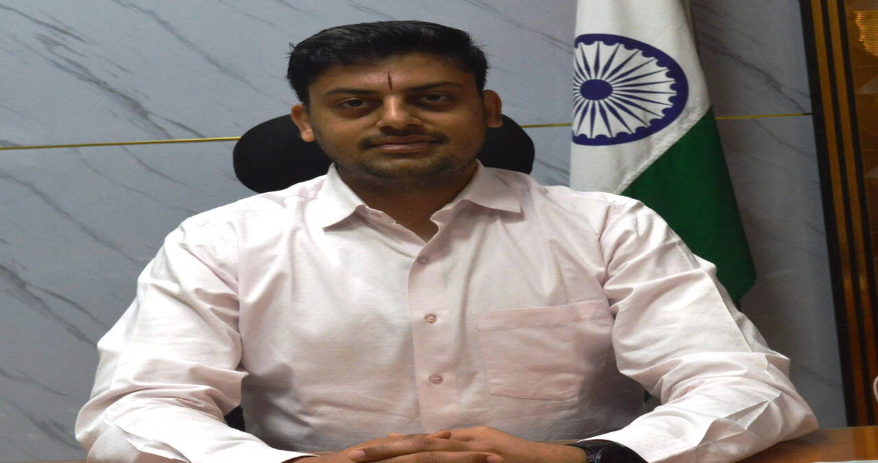 Haryana News: हरियाणा के भिवानी में एडीसी ने लगाया समाधान शिविर, शिकायतों के त्वरित निस्तारण के दिए निर्देश