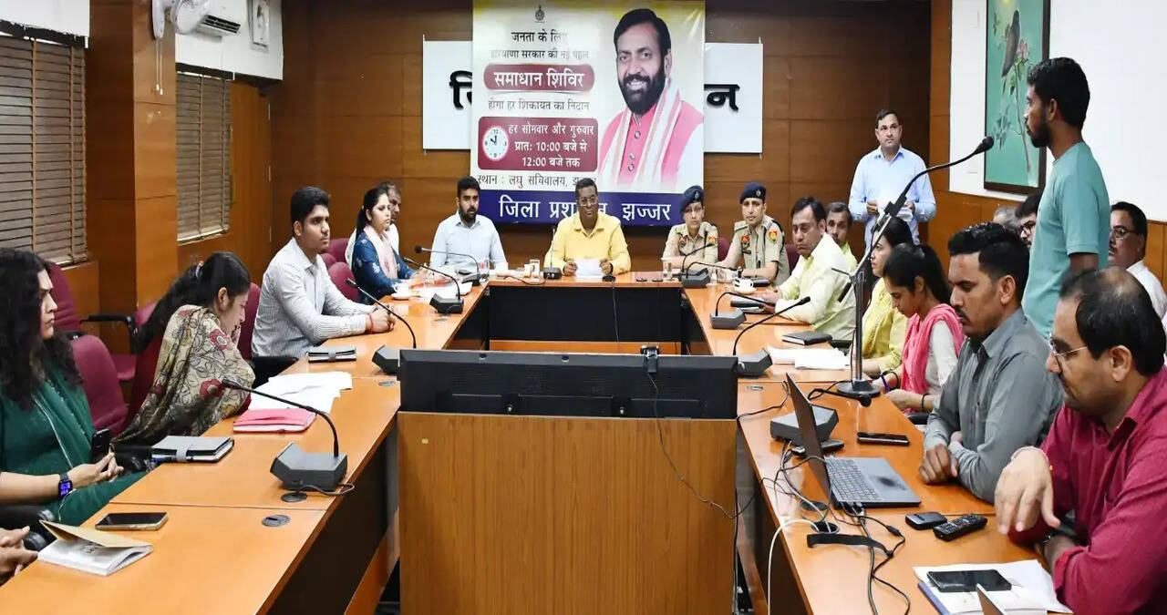 &nbsp;राजस्व विभाग से जुड़े कार्यों को आपसी समन्वय से पूरा करें अधिकारी : डीसी