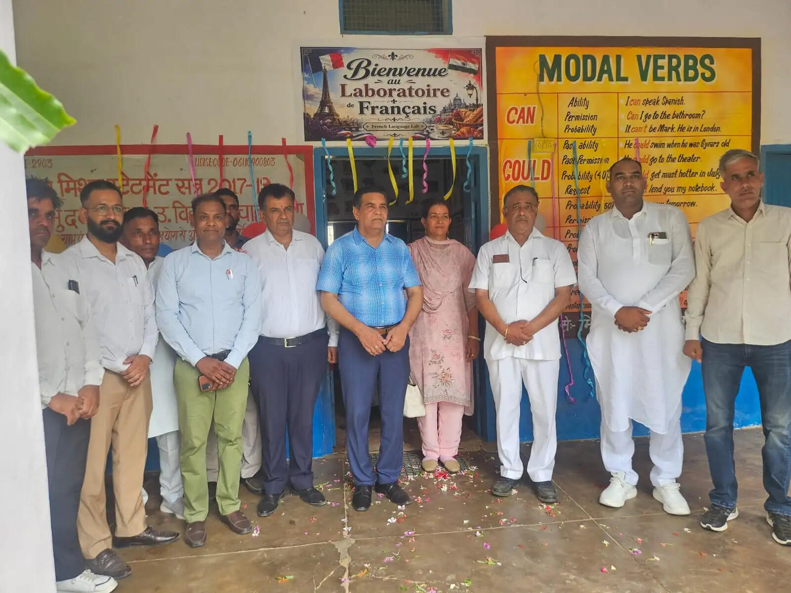 हरियाणा के सरकारी स्कूलों में अब बच्चे फ्रेंच भाषा सीखेंगे। इसके लिए हरियाणा सरकार और फ्रांस सरकार के बीच MOU हुआ है। इसी के तहत आज सिरसा जिले के पहले स्कूल राजकीय कन्या उच्च विद्यालय चाहरवाला में फ्रेंच भाषा की कक्षा का उद्घाटन किया गया। इस मौके पर खंड शिक्षा अधिकारी सतबीर ढिढारियां और ब्लॉक समिति चेयरमैन सूरजभान बूमरा ने रिबन काटकर शुभारंभ किया। इस अवसर पर विद्यार्थियों, अभिभावकों एवं ग्रामीणों को फ्रेंच भाषा के महत्व तथा इसके माध्यम से मिलने वाले राष्ट्रीय एवं अंतरराष्ट्रीय अवसरों की जानकारी दी गई।