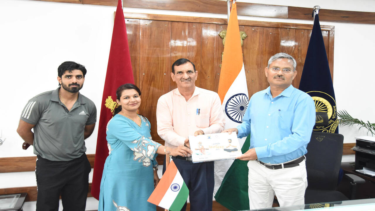 &nbsp;उपायुक्त महेंद्र पाल ने हरियाणा योग आयोग व आयुष विभाग की कॉफी टेबल बुक जारी की