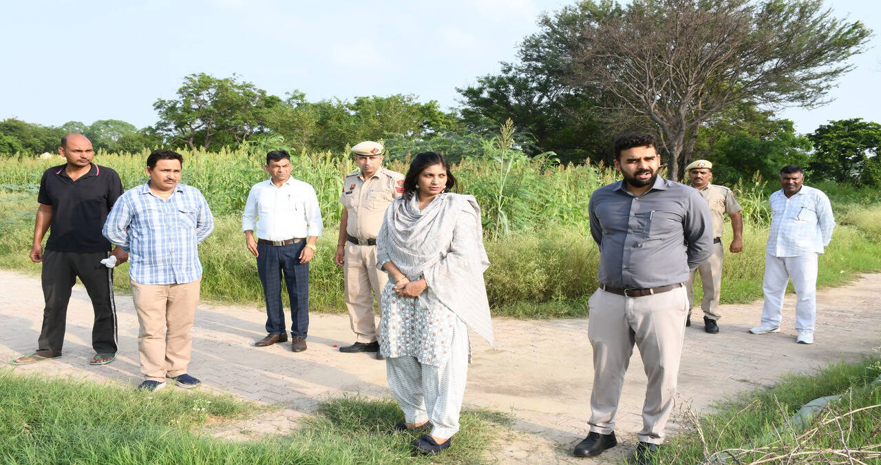 झज्जर उपमंडल में एग्रीस्टैक प्रक्रिया का डीसी ने लिया जायजा,&nbsp;डीसीझज्जर उपमंडल में एग्रीस्टैक प्रक्रिया का डीसी ने लिया जायजा,&nbsp;डीसी वर्षा खंगवाल ने दिए समयबद्ध और सटीक सर्वे के निर्देश वर्षा खंगवाल ने दिए समयबद्ध और सटीक सर्वे के निर्देश