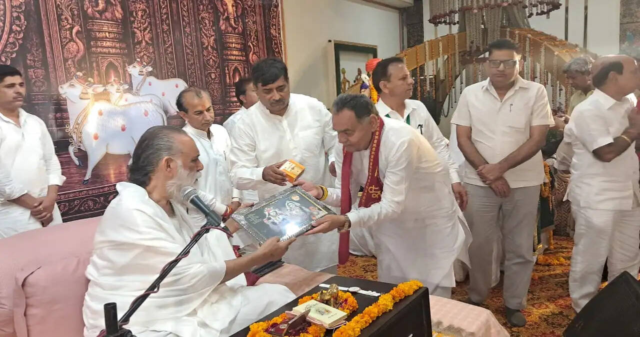 &nbsp;सत्संग हमें एक अच्छा मित्र देता है, जबकि कुसंग हमें शत्रु देता है: गीता मनीषी ज्ञानानंद महाराज