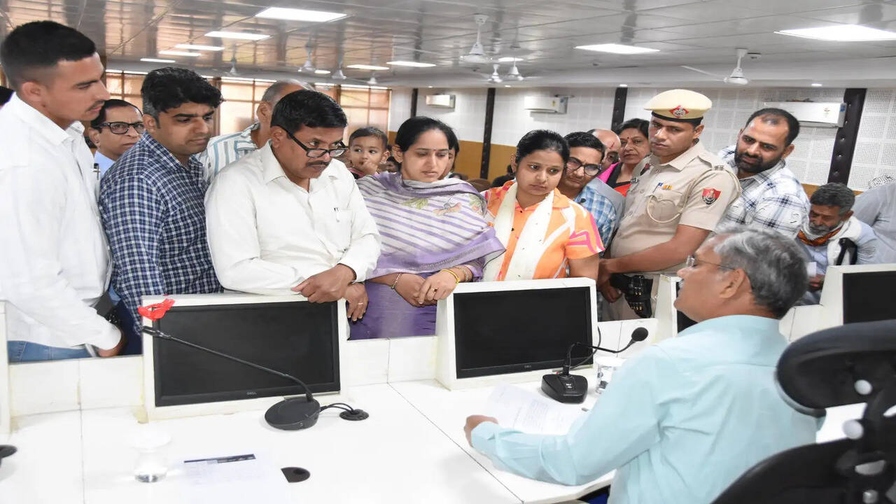 समाधान शिविर में उपायुक्त महेंद्र पाल ने की जनसुनवाई