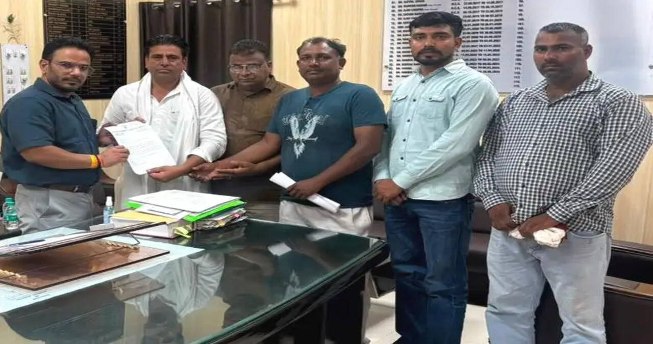 बंदरों व कुत्तों के आतंक से परेशान कांग्रेस शहरी जिला प्रधान ने एसडीएम को सौंपा ज्ञापन