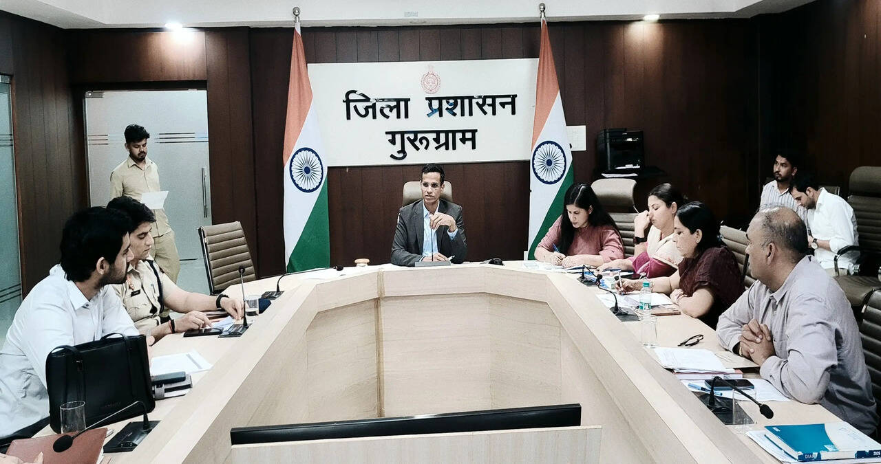 सीएम विंडो और समाधान शिविरों की शिकायतों की डीसी उत्तम सिंह ने की समीक्षा