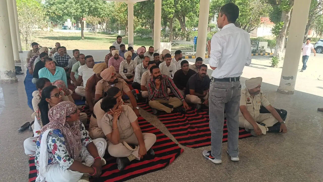 स्व-गणना अभियान को सफल बनाने के लिए ग्राम सचिवों व होमगार्ड के जवानों को दिया प्रशिक्षण