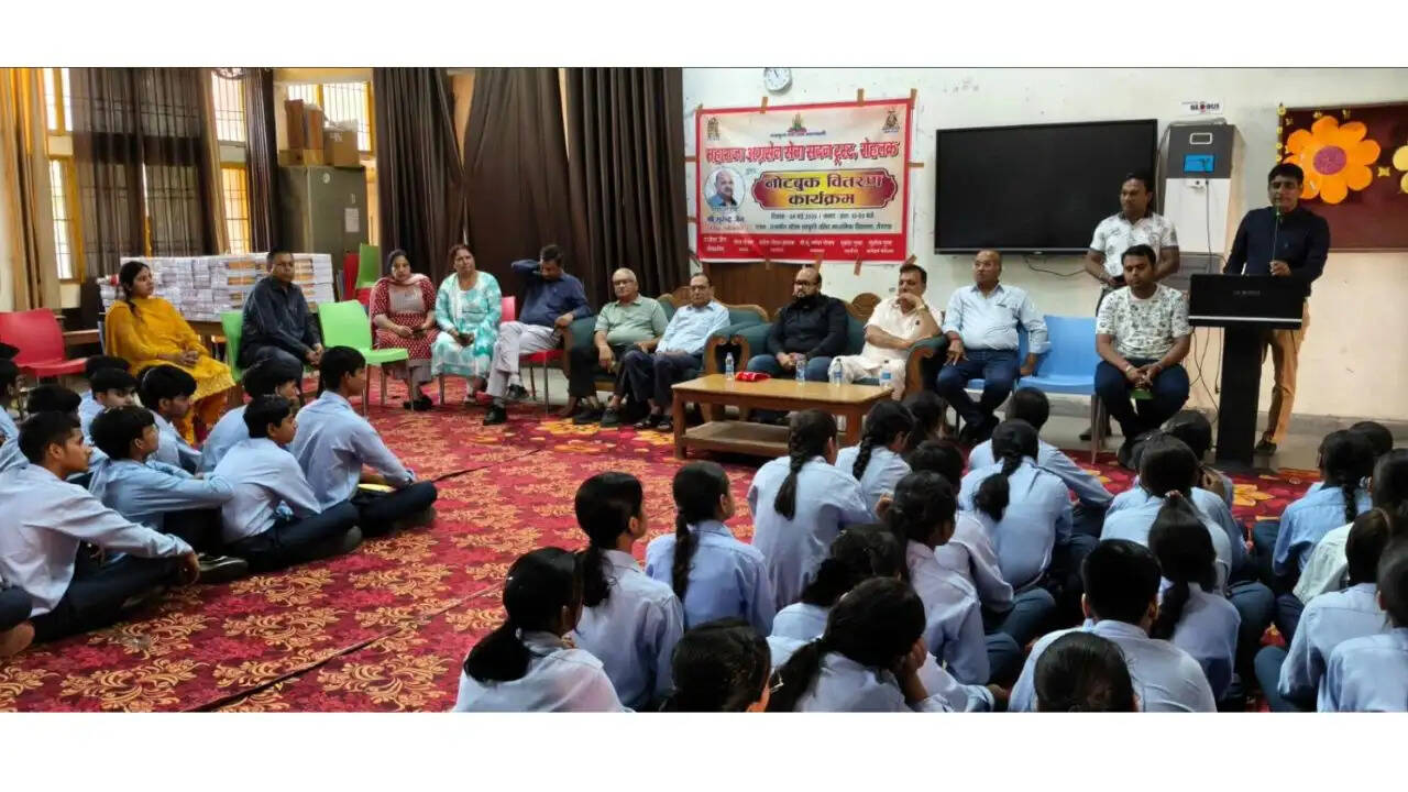 महाराजा अग्रसेन सेवा सदन ट्रस्ट द्वारा 5 सरकारी स्कूलों के विद्यार्थियों को 2500 नोटबुक वितरित