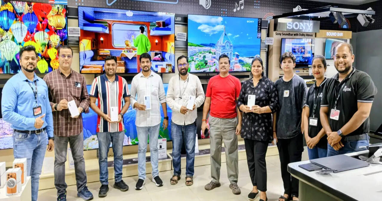 iPhone Frenzy Grips India: Reliance Digital Stores See Early-Morning Queues as Shoppers Rush to Upgrade  &nbsp;
