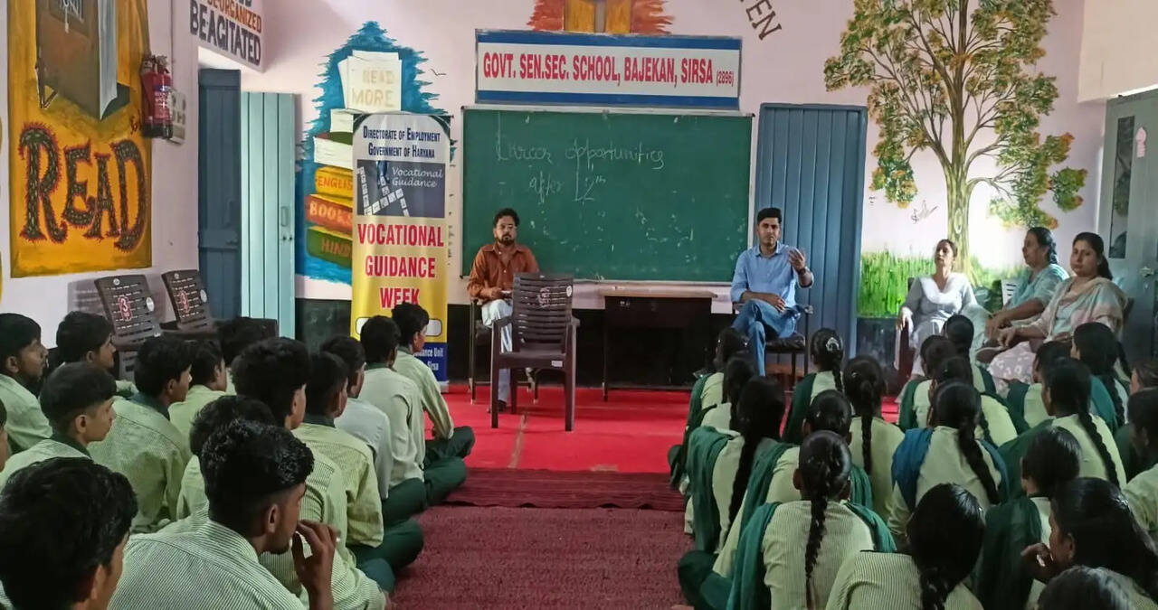 &nbsp;करियर गाइडेंस सप्ताह के तहत विद्यार्थियों को स्वरोजगार व उद्यमिता के अवसरों की दी जानकारी