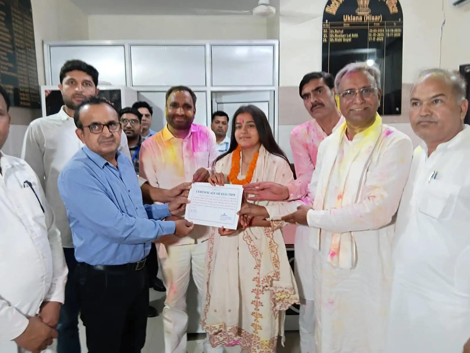 नगरपालिका उकलाना चुनाव में जीत का सर्टिफिकेट लेते हुए रीमा सोनी
