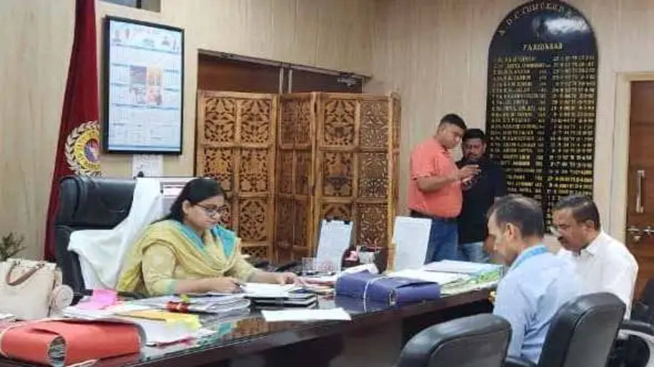 एडीसी अंजलि श्रोत्रिया ने की पीएम स्वनिधि योजना की समीक्षा; लंबित आवेदनों को जल्द निपटाने के दिए निर्देश