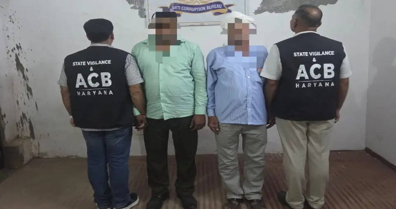 Panipat News: हरियाणा के पानीपत में राजस्व रिकॉर्ड की स्वामित्व रिपोर्ट देने के एवज में 15 हजार रुपये की रिश्वत लेते हल्का पटवारी व निजी व्यक्ति रंगे हाथ गिरफ्तार