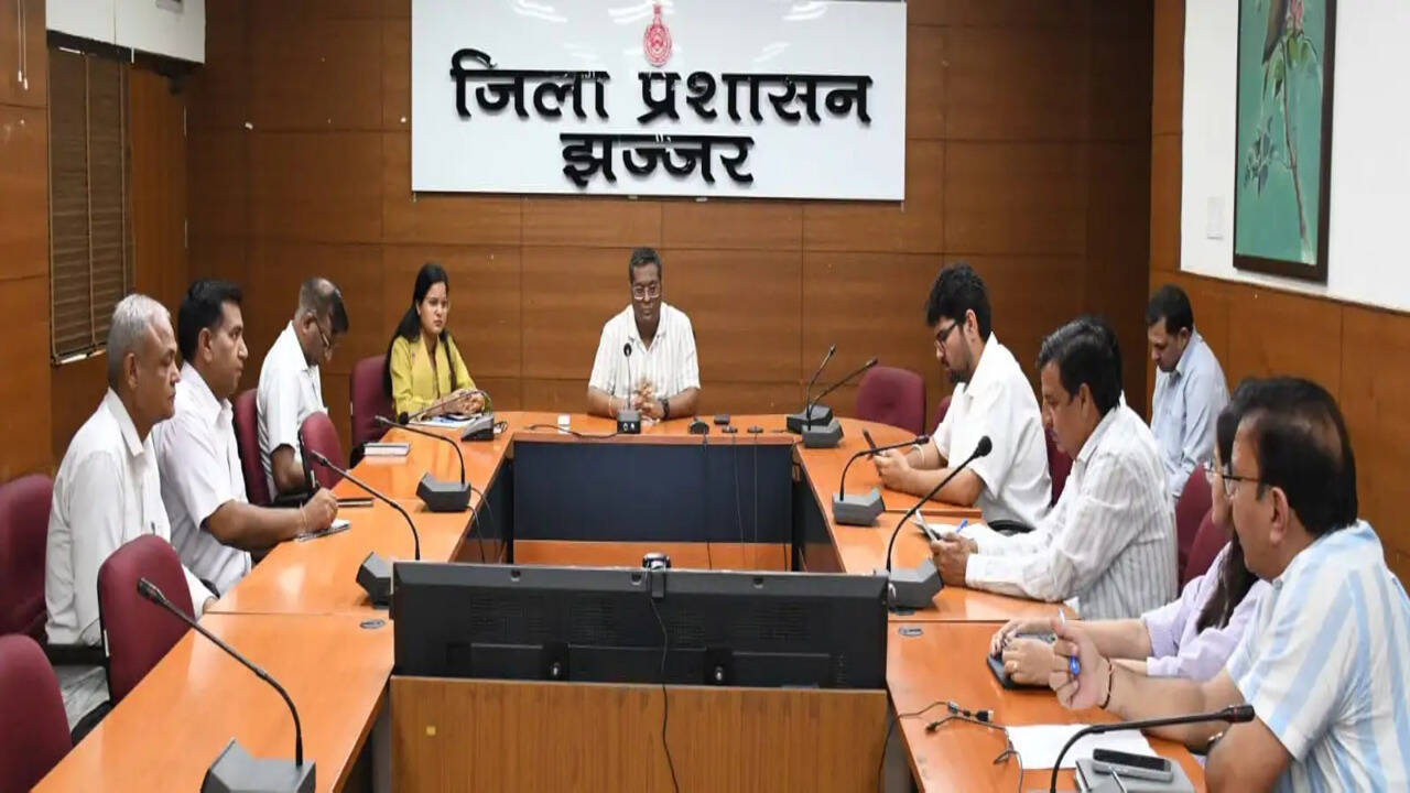 स्ट्रीट वेंडर को जरूरी सुविधाएं प्रदान करना सुनिश्चित करें अधिकारी : डीसी