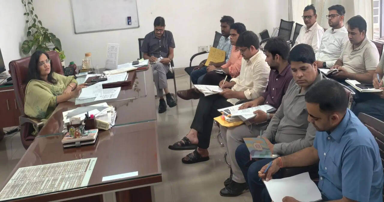 ग्रामीण क्षेत्रों में ठोस अपशिष्ट प्रबंधन एवं स्वच्छता नियमों की पालना सुनिश्चित करें : मुख्य कार्यकारी अधिकारी शिखा