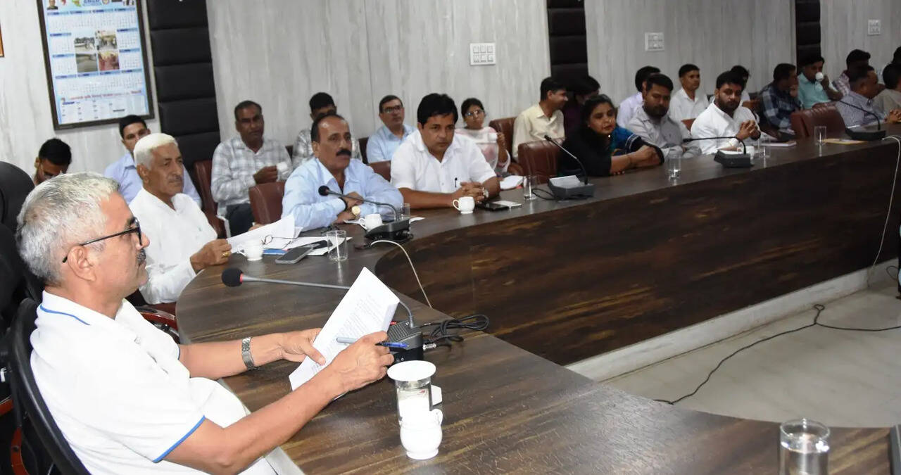 &nbsp;समाधान शिविर में डिप्टी सीईओ रविन्द्र दलाल ने नागरिकों की समस्याएं सुनी