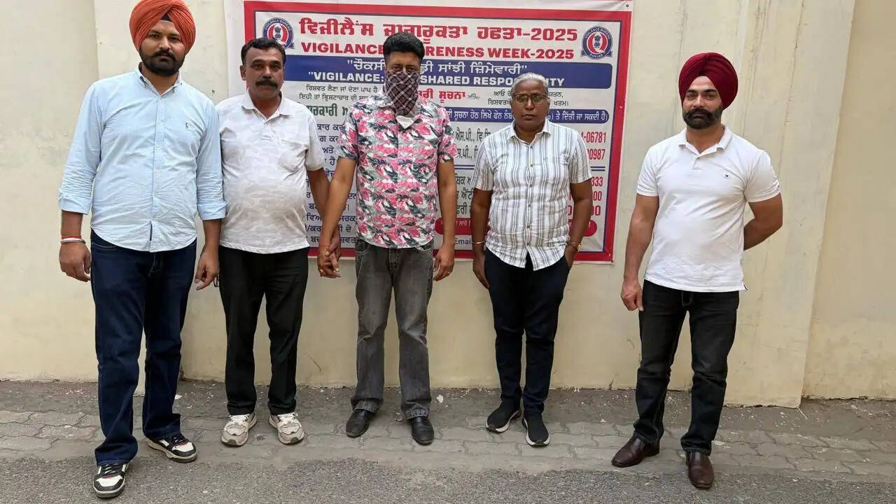 Patwari Arrest: 15000 रुपये की रिश्वत लेता पटवारी गिरफ्तार, किसान से जमीन इंतकाल के लिए मांगी थी रिश्वत