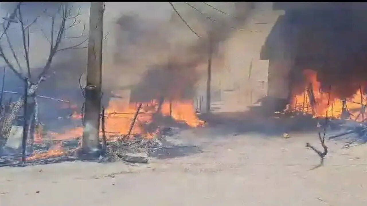टोहाना की झुग्गी-झोपड़ियों में लगी भीषण आग, 12 परिवार हुए बेघर