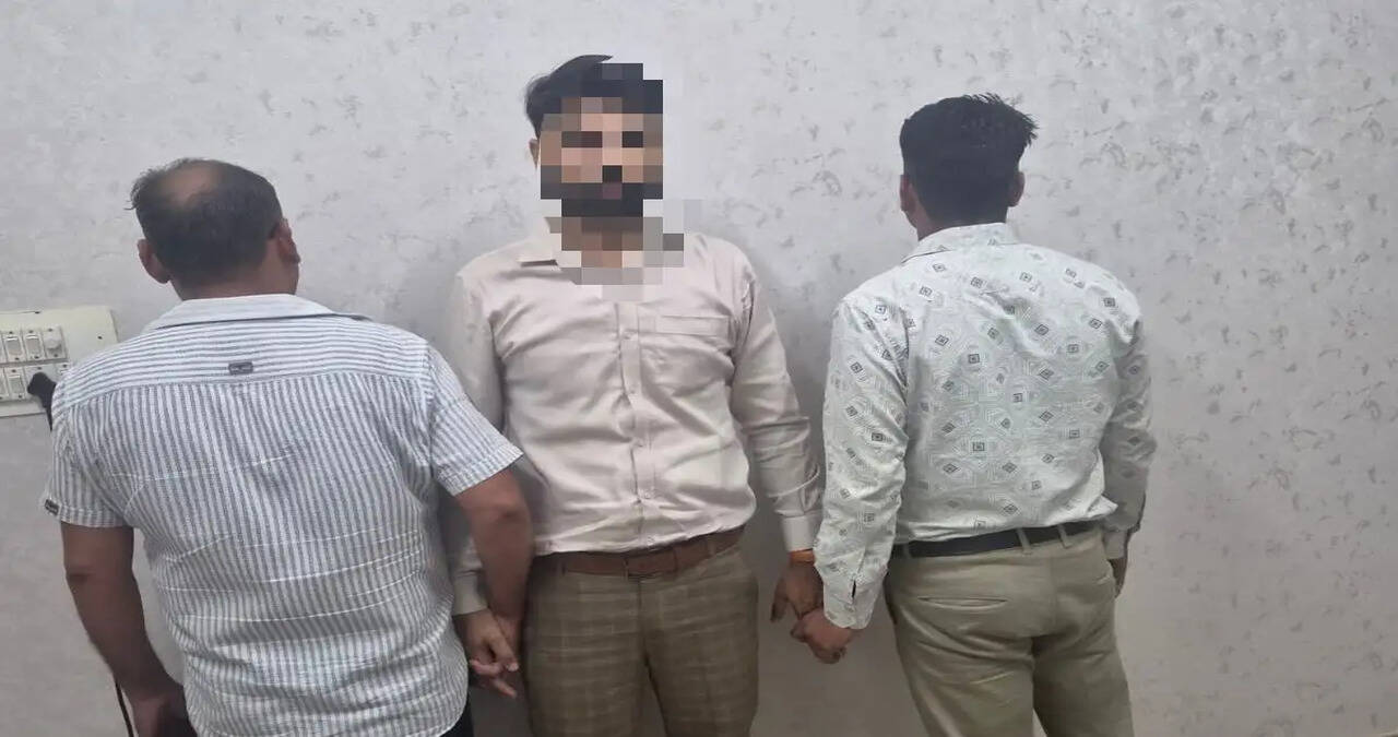 &nbsp;*प्लॉटों की रजिस्ट्री करने के बदले 70 हजार रुपये रिश्वत लेते तहसील का क्लर्क गिरफ्तार*