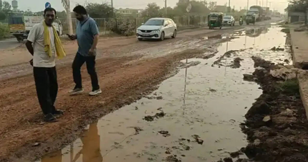 भिवानी-रोहतक NH-709 की हालत से वाहन चालक परेशान:ग्रामीण बोले- एक साल से टूटी पड़ी सड़क