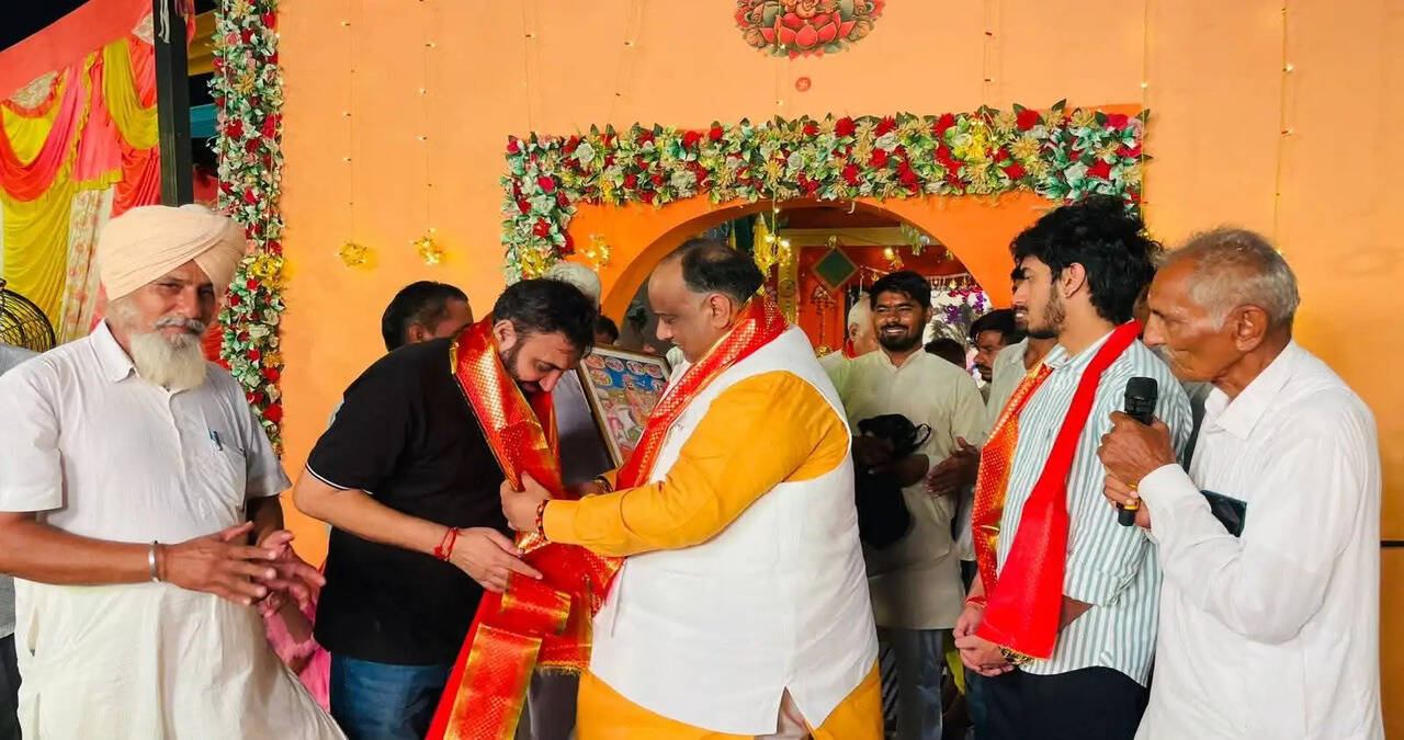 सिरसा में&nbsp;बाबा रामदेव के जागरण में उमड़ी श्रद्धालुओं की भीड़, मनीष सिंगला ने मां की सेवा को बताया सफलता की कुंजी