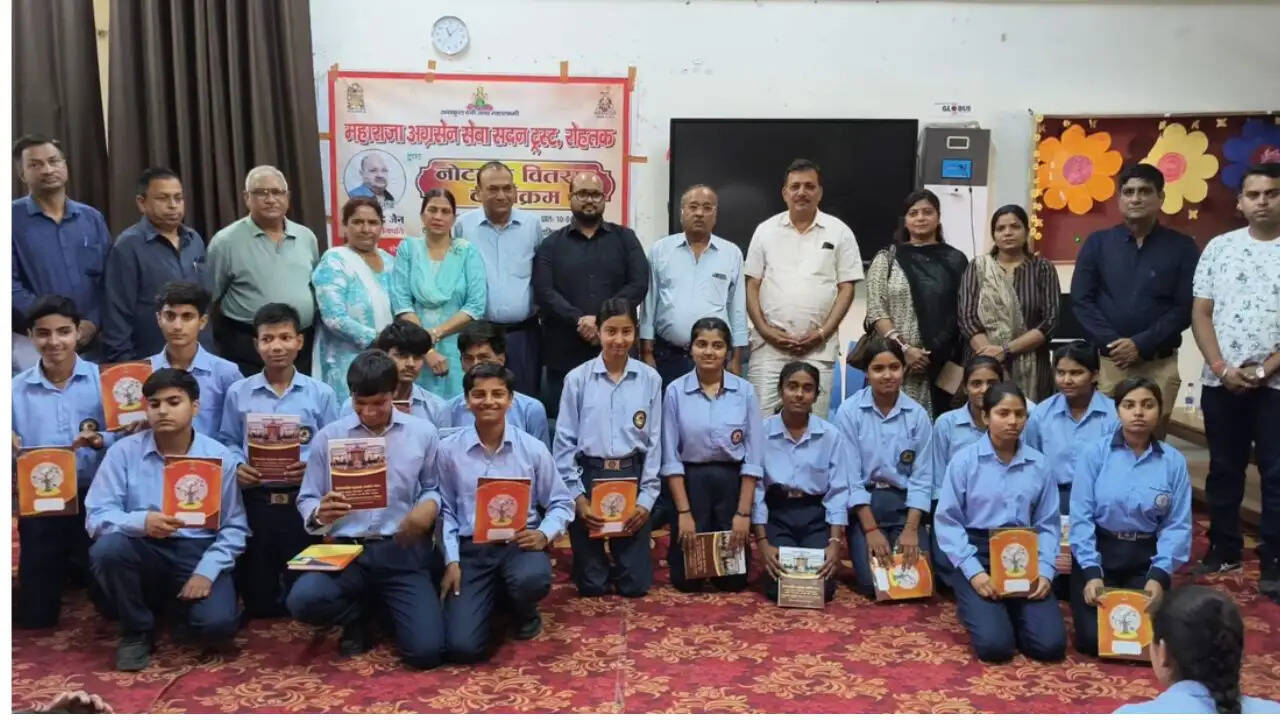 महाराजा अग्रसेन सेवा सदन ट्रस्ट द्वारा 5 सरकारी स्कूलों के विद्यार्थियों को 2500 नोटबुक वितरित