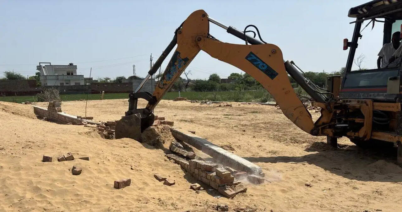 &nbsp;अवैध कॉलोनी पर प्रशासन की बड़ी कार्रवाई, बलियाली में तोड़ी गईं 3.5 एकड़ में 3 डीपीसी​​​​​​​