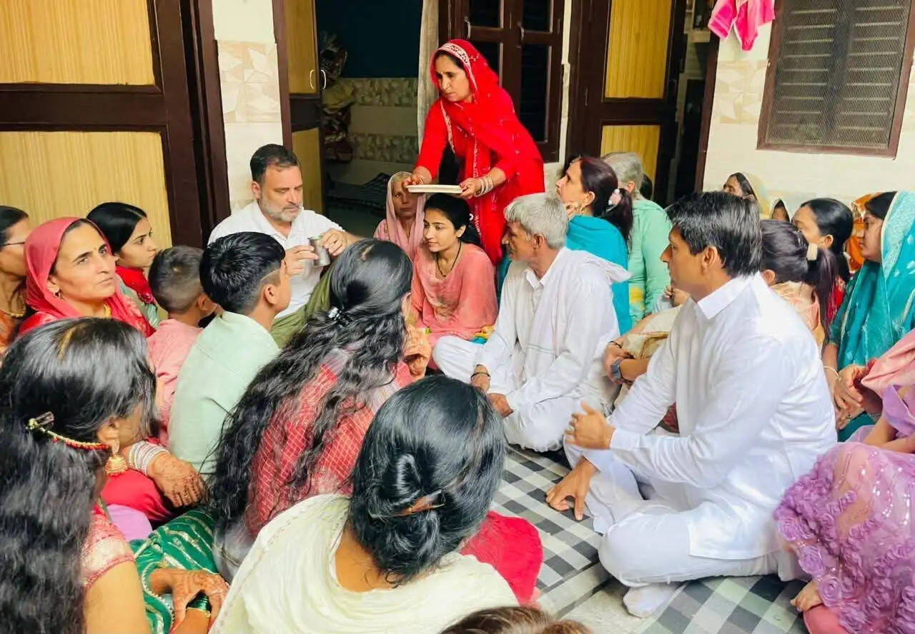 Haryana: हरियाणा के सोनीपत में किसान के घर शादी समारोह में पहुंचे राहुल गांधी, इसी किसान के खेत में लगाई थी जीरी