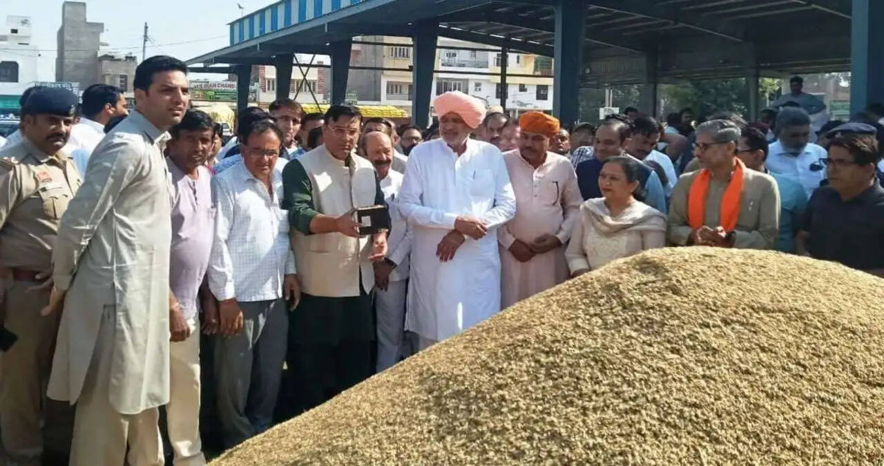 हरियाणा सार्वजनिक उपक्रम ब्यूरो के चेयरमैन मोहनलाल बड़ौली ने किया सफीदों अनाज मंडी का निरीक्षण