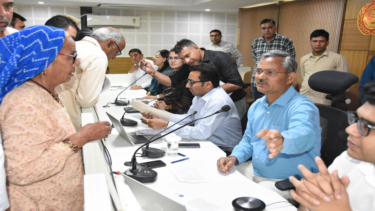 &nbsp;उपायुक्त महेंद्र पाल ने समाधान शिविर में सुनी जनसमस्याएं, लंबित मामलों को प्राथमिकता के आधार पर हल करने के दिए निर्देश