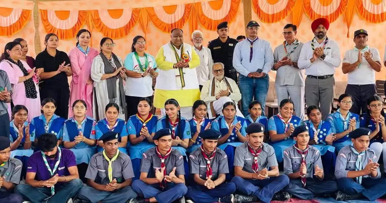 हारे का सहारा चैरिटेबल ट्रस्ट की अनूठी पहल: बेगू रोड कन्या विद्यालय की 600 छात्राओं में परोसा महाप्रसाद