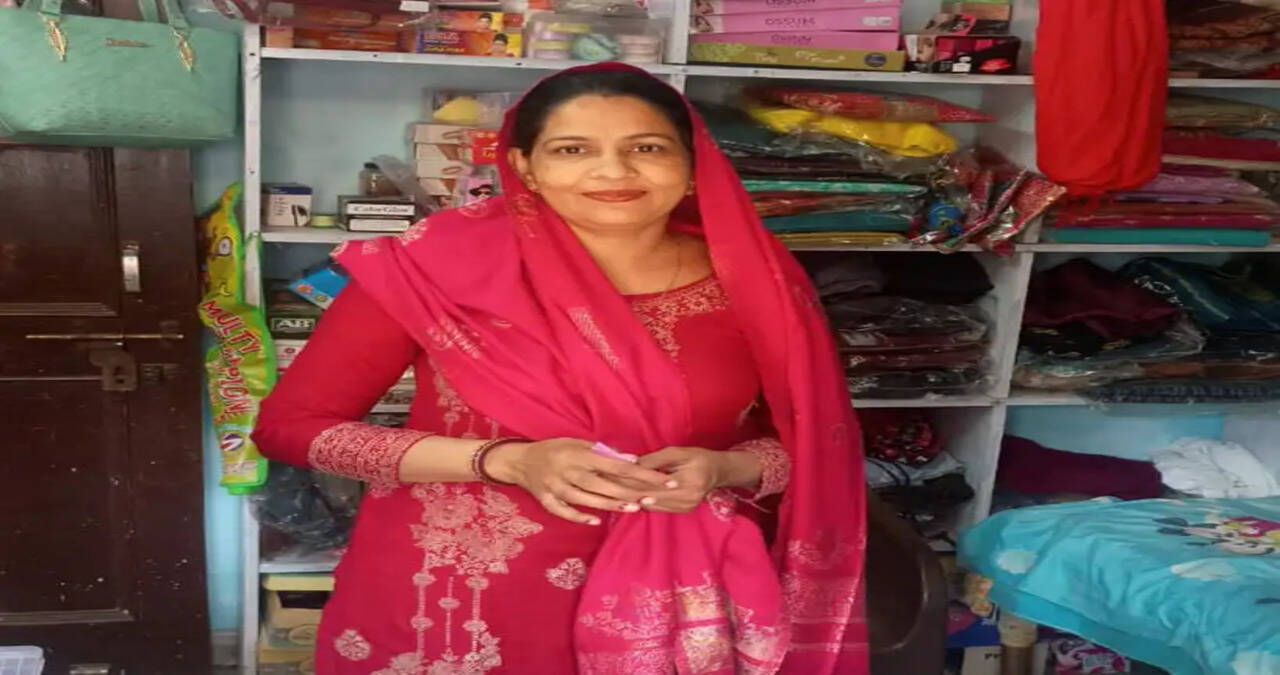 एक लाख के सहारे बदली जिंदगी, कपड़ों की दुकान से सुनीता ने खड़ी की आत्मनिर्भरता की नई कहानी