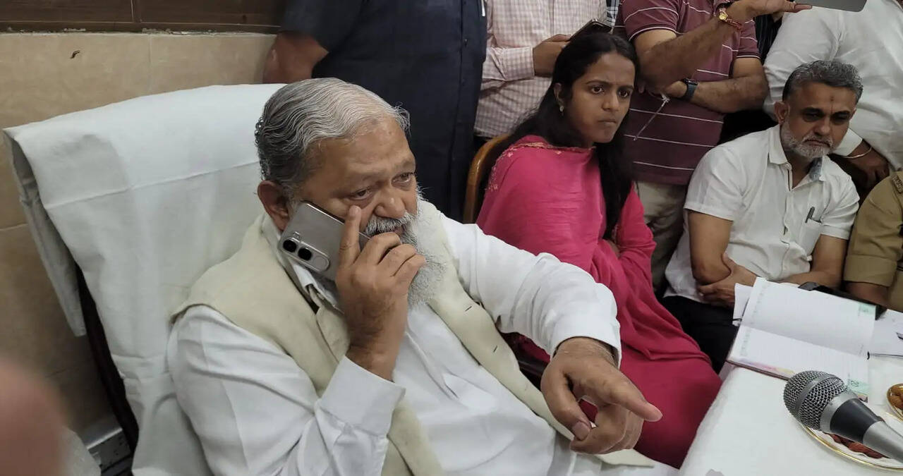 &nbsp;हरियाणा पुलिस के दो चौकी इंचार्ज सस्पेंड, ऊर्जा मंत्री अनिल विज&nbsp;ने दिये आदेश