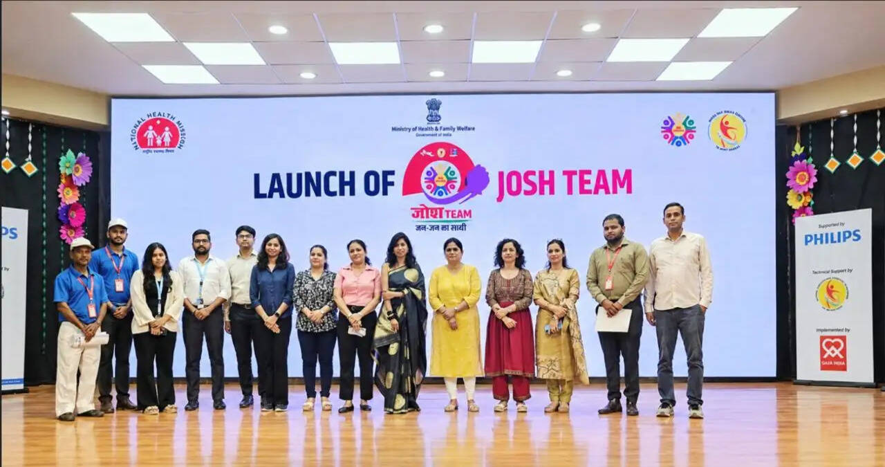 के-आईआईटी कॉलेज ऑफ इंजीनियरिंग में आयोजित कार्यक्रम में एनसीसी कैडेटों, माय भारत स्वयंसेवकों व विद्यार्थियों ने लिया भाग  गुरुग्राम, 08 अक्टूबर- भारत सरकार के टीबी मुक्त भारत अभियान के तहत जोश (स्वास्थ्य के लिए संयुक्त दल) टीमों के प्रथम चरण का राष्ट्रीय शुभारंभ भारत मंडपम, नई दिल्ली में केंद्रीय स्वास्थ्य एवं परिवार कल्याण मंत्री जगत प्रकाश नड्डा द्वारा किया गया। इसी क्रम में गुरुग्राम के के-आईआईटी कॉलेज ऑफ इंजीनियरिंग, भोंडसी में स्वास्थ्य विभाग द्वारा जीएलआरए गैर-सरकारी संगठन के सहयोग से जिला स्तरीय शुभारंभ कार्यक्रम आयोजित किया गया।  कार्यक्रम में एनसीसी कैडेटों, माय भारत स्वयंसेवकों तथा कॉलेज के विद्यार्थियों ने भाग लिया और टीबी मुक्त भारत ऐप पर स्वयंसेवक के रूप में पंजीकरण कराया। प्रतिभागियों को टीबी के लक्षण, बचाव, समय पर जांच एवं उपचार के बारे में जानकारी दी गई। विश्व स्वास्थ्य संगठन की सलाहकार डॉ. कृतिका बंसल ने टीबी की पहचान, बचाव एवं रोकथाम के उपायों की जानकारी देते हुए टीबी उन्मूलन में समुदाय की सक्रिय भागीदारी को महत्वपूर्ण बताया। उन्होंने युवाओं और स्वयंसेवकों से टीबी के प्रति जागरूकता फैलाने तथा मरीजों को समय पर जांच एवं उपचार के लिए प्रेरित करने का आह्वान किया। वहीं, उप सिविल सर्जन (टीबी) डॉ. रंजना मल्होत्रा ने कहा कि लंबे समय तक खांसी, बुखार, वजन कम होना या अन्य लक्षण दिखाई देने पर बिना देरी किए नजदीकी स्वास्थ्य केंद्र पर जांच करवानी चाहिए। समय पर जांच और उपचार से टीबी का प्रभावी ढंग से उपचार संभव है।  कार्यक्रम में निक्षय मित्र एम3एम फाउंडेशन एवं फिलिप्स प्राइवेट लिमिटेड के प्रतिनिधियों को उनके सहयोग के लिए प्रमाण-पत्र प्रदान किए गए। जिला पीपीएम समन्वयक पूनम ने सभी प्रतिभागियों को टीबी मुक्त भारत की शपथ दिलाई।  कार्यक्रम में के-आईआईटी कॉलेज के महानिदेशक प्रो. एस. एस. अग्रवाल एवं निदेशक (शिक्षा) प्रो. इंदिरा ढुल, जिला कार्यक्रम समन्वयक मनीषा, जीएलआरए से गौरव तथा टीबी स्वास्थ्य आगंतुक राजपाल मौजूद रहे।