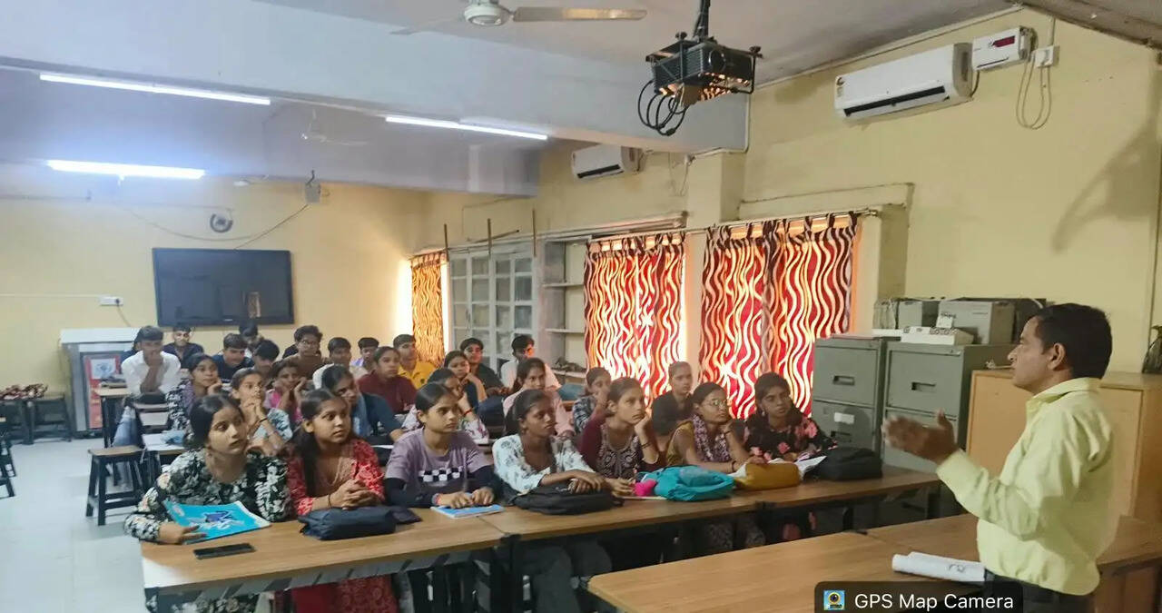 *सेक्टर-52 और सुल्तानपुर महाविद्यालय में विद्यार्थियों को मतदान के प्रति किया जागरूक*