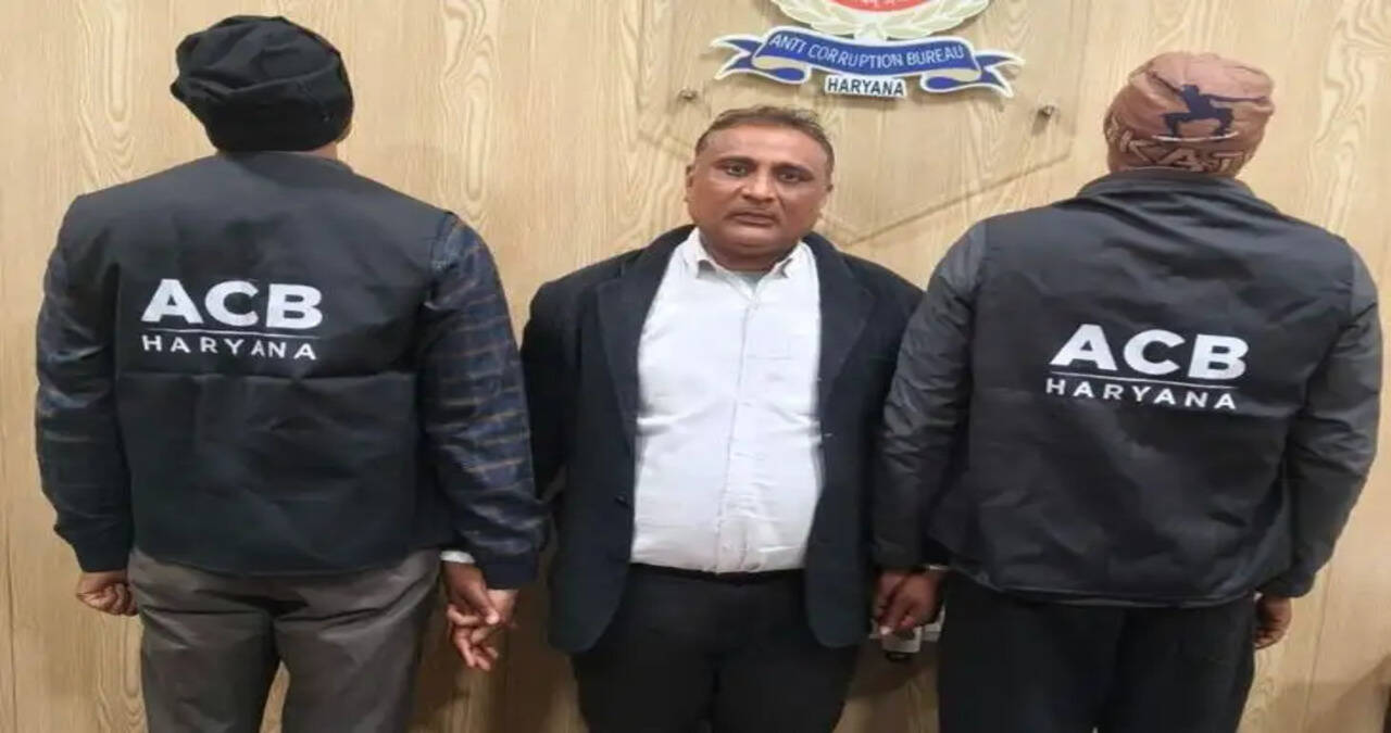  बाल गृह से युवती को रिहा करवाने के नाम पर मांगी थी 42 हजार रुपये की रिश्वत